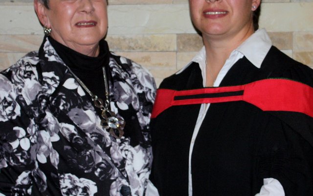  Sers Adele Visser tydens â€˜n gradeplegtigheid vir haar B.Tech-graad in polisiÃ«ring, saam met haar trotse ma,  Lucille Mangiagalli 